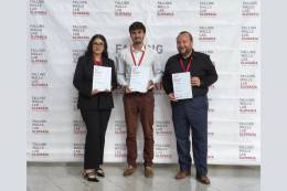 Zväčšiť fotografiu - Finalisti 9. ročníka Falling Walls Lab Slovakia 2026: 1. miesto – doktor Daniel Truchan zo Slovenskej akadémie vied (v strede), 2. miesto – magistra Kiana Rostami z Univerzity Komenského (vľavo), 3. miesto – doktor Aleš Jandera z Technickej univerzity v Košiciach (vpravo)