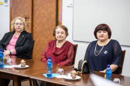 Zväčšiť fotografiu - Zľava Mária Omastová, Dalma Gyepesová a manželka prof. Milatu