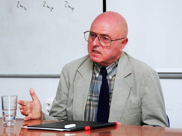 Prof. Ladislav Roth počas prednášky.