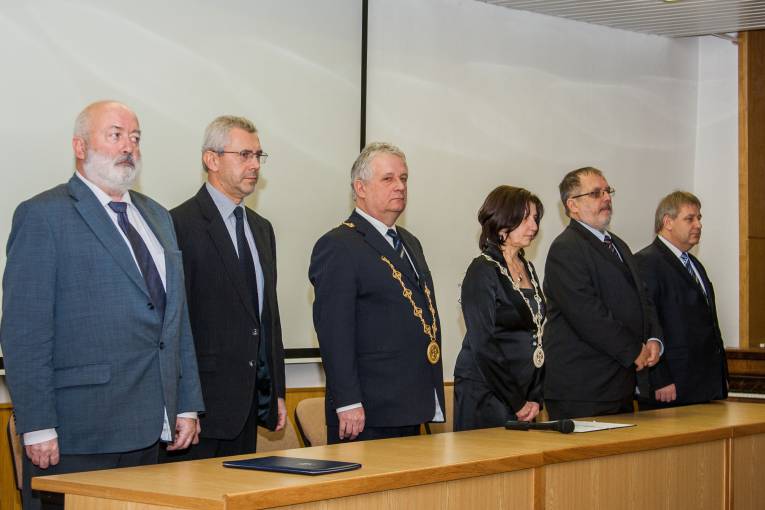 Členovia komisie SAV pre udeľovanie vedeckých hodností. Zľava: Ľ. Falťan, P. Moczo, J. Pastorekm D. Ježová, A. Breier a J. Lapin 