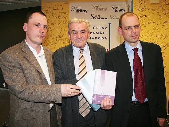 Trojica spolueditorov publikácie - zľava Róbert Letz, Valerián Bystrický a Ondrej Podolec.