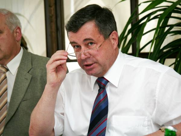 Minister Ján Mikolaj počas rokovania.