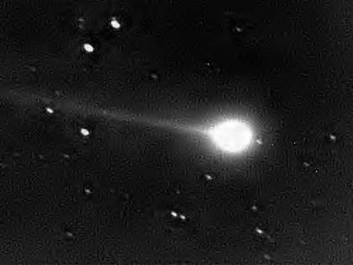 300-sekundová snímka kométy 45P/Honda-Mrkos-Pajdusakova z 28. decembra 1995 získaná Timom Puckettom (Villa Rica, Georgia, USA) pomocou 30-cm ďalekohľadu Meade LX-200.