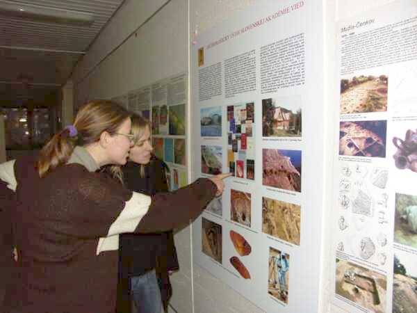 Záber z výstavy o najnovších výskumoch Archeologického ústavu SAV