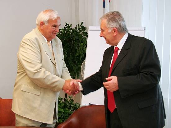 Ladislav Šviheľ (vľavo) preberá ocenenie z rúk prof. Štefana Lubyho.