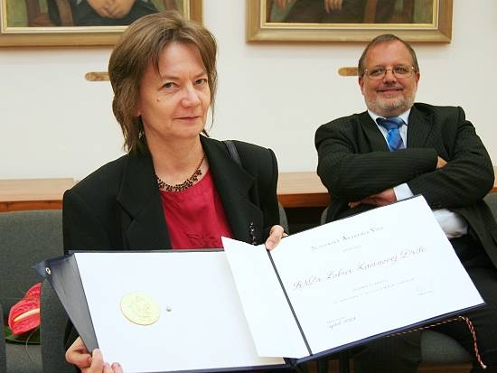 Dr. Ľubica Lacinová s Čestnou plaketou za zásluhy v biologických vedách. Za ňou riaditeľ ÚMBG SAV doc. Albert Breier.