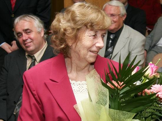 Jedinou ženou - jubilantkou - medzi ocenenými vedcami bola tento rok RNDr. Eva Kalivodová, CSc. z Ústavu krajinnej ekológie SAV. Za ňou vľavo predseda Snemu SAV Karol Iždinský, vpravo 1. podpredseda SAV prof. Ján Slezák.
