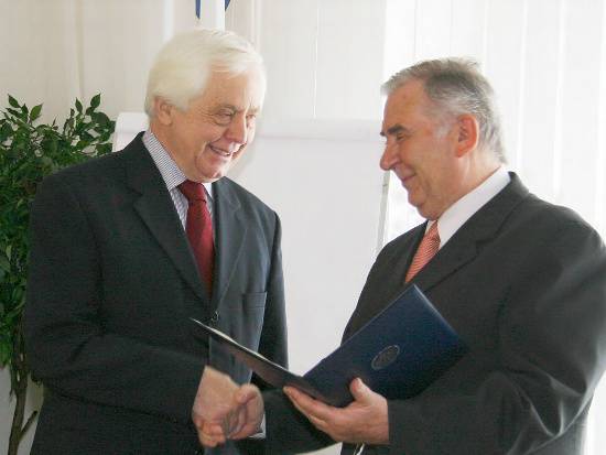 Prof. Štefan Luby (vpravo) odovzdáva Pamätnú plaketu jubilantovi doc. Rudolfovi Chmelovi.