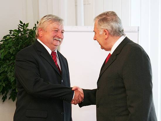 Predseda SAV prof. Štefan Luby blahoželá prof. Lászlóovi Miklósovi (vľavo) k Medaile SAV za podporu vedy.