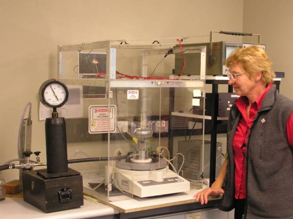 Toto je unikátny prístroj Andrzeja Calku na prípravu materiálov pri vysokom tlaku a elektrickom výboji 
