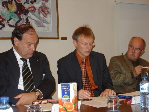 Predsednícky stôl CEN: zľava Felix Unger, Janez Potočnik a Božťan Žekš, predseda Slovinskej akadémie vied.