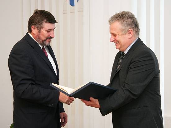 Prof. František Janíček (vľavo) preberá Medailu SAV za podporu vedy z rúk prof. Jaromíra Pastoreka.