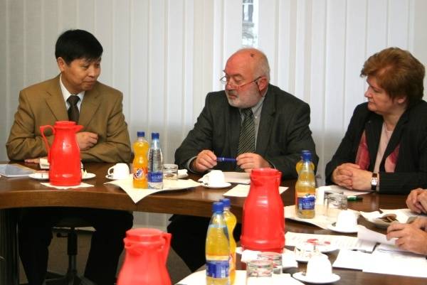 Prof. Huang Xiaoyng, Ľubomír Falťan a Viera Rosová počas stretnutia.