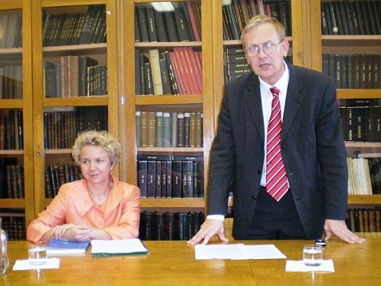 Barbara Kalla s riaditeľom Ústavu svetovej literatúry SAV doc. Adamom Bžochom.