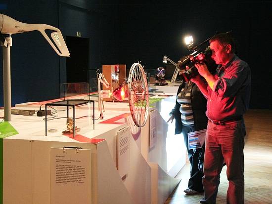 Prítmie výstavných miestností zdôrazňuje hlavnú tému výstavy - Energia a prostredie pre život... Kameramana zaujal gumový motor.
