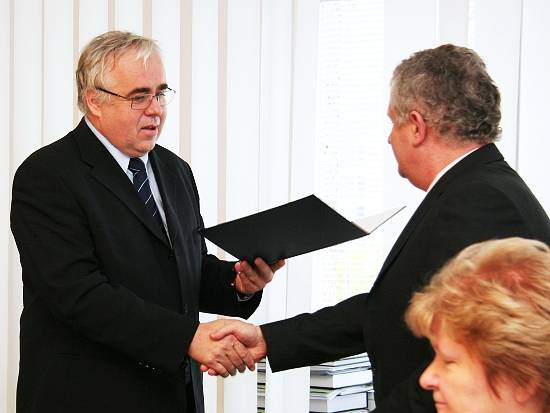 Karol Iždinský (vľavo) odovzdáva menovací dekrét novému predsedovi Vedeckej rady SAV prof. Jaromírovi Pastorekovi.