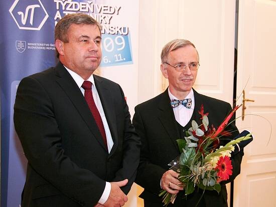 Prof. Anatolij Dvurečenskij (vpravo) krátko po prevzatí ocenenia s Jánom Mikolajom.