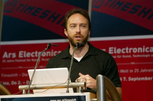 Jimmy Wales pri prednáške.