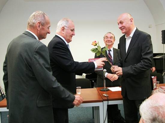 Dušan Čaplovič (uprostred) s Pavlom (vpravo) a Petrom (vľavo) Dubčekovcami dotykom ruže vyprevádzajú novú publikáciu medzi čitateľov.