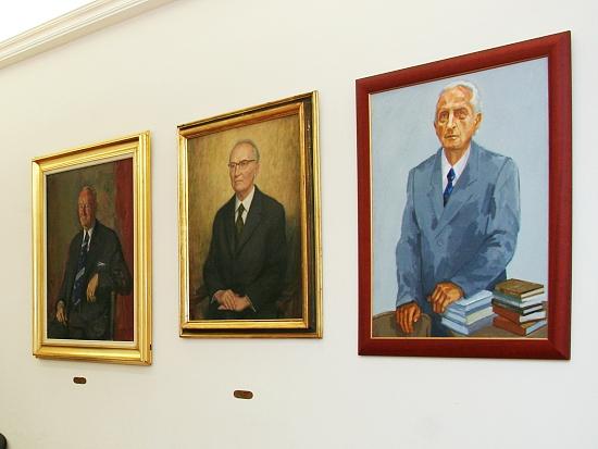 Pohľad do galérie predsedov SAV  v budove Úradu SAV v Bratislave - sprava Ľudovít Novák, Andrej Siracký a Dionýz Blaškovič.