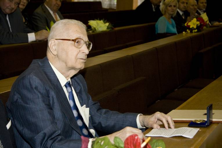 Jubilant, 90-ročný profesor Vladimír Hajko. 