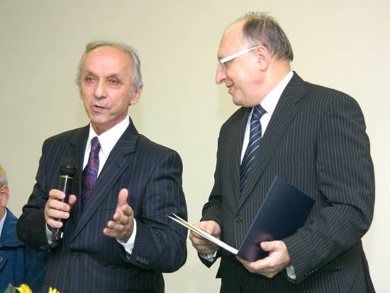 Prof. Milan Šikula (vľavo) odovzdal prof. Rudolfovi Sivákovi Pamätný dokument.