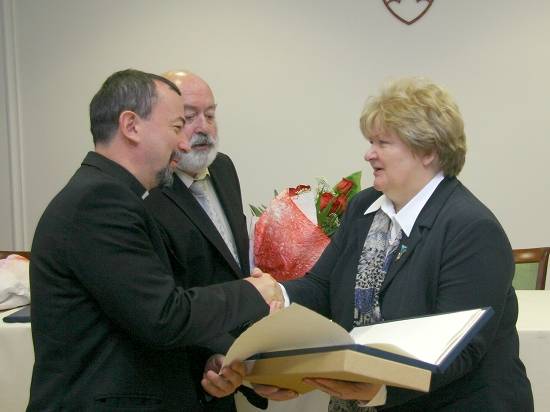 Podpredsedníčka SAV Viera Rosová odovzdáva ocenenie arcibiskupovi prof. Cyrilovi Vasiľovi.