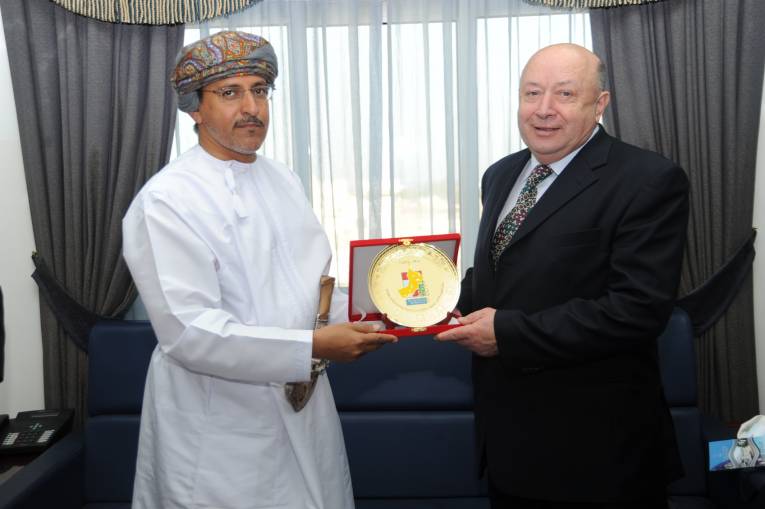 Ománsky minister životného prostredia  odovzdáva Júliusovi Oszlányimu pamiatkový predmet symbolizujúci ochranu ŽP v Omane.
