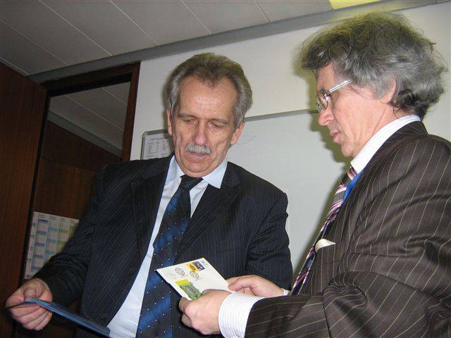 Igor Grexa (veľvyslanec v Stálej delegácii SR v UNESCO) si so záujmom prezerá FDC slovenskej poštovej známky k Medzinárodnému roku chémie 2011, ktoré mu odovzdáva prof. Viktor Milata (predseda SCHS). 