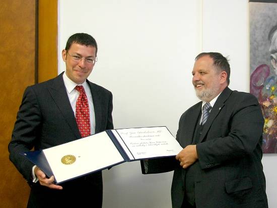 Prof. Jose Oberholzer (vľavo) preberá ocenenie od doc. Alberta Breiera.