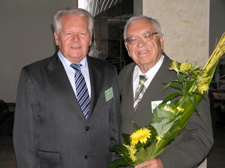 .Prof.Ing. Pavel Hrubík, DrSc., (vľavo) a doc. Ing. Ferdinand Tokár, DrSc., vpravo - obaja bývalí pracovníci UEL, v tomto roku oslavujú okrúhle výročie, 70 rokov.