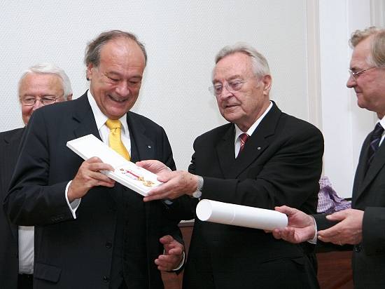 Prof. Felix Unger (vľavo) preberá z rúk prof. Milana Čiča Medailu prezidenta SR...