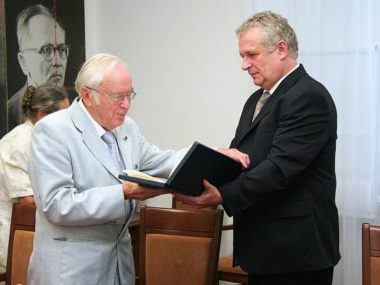 Prof. Gennadij Alexejevič Ososkov (vľavo) preberá Zlatú medailu SAV z rúk prof. Jaromíra Pastoreka.
