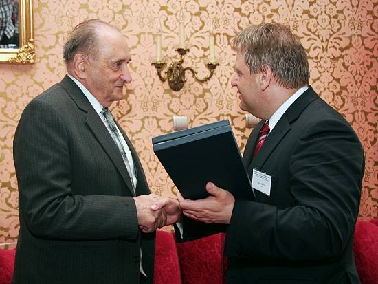 Prof. Lubomír Kubáček (vľavo) preberá Zlatú medailu SAV z rúk Juraja Lapina.