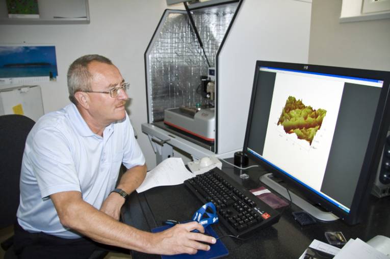 Prof. Ján Duzsa študuje povrch materiálu pomocou AFM (mikroskopia atomárnych síl).