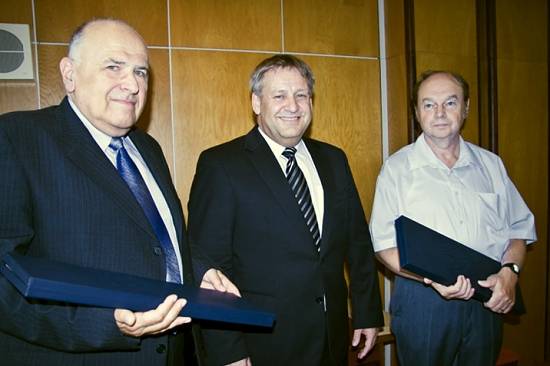 Jubilujúci ocenení košickí fyzici prof. Karel Kudela (vpravo) a Ladislav Šándor (vľavo) s podpredsedom SAV Jurajom Lapinom.