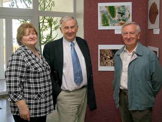 Výstava fotografií na Patronke sa vydarila, svedčia o tom úsmevy Viery Rosovej, prof. Štefana Lubyho i Petra Bieleho.