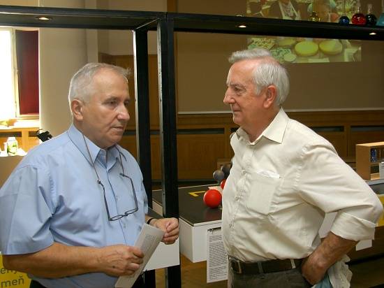 Kurátor výstavy Júlus Rosa a pracovník Chemického ústavu SAV Peter Biely v expozícii výstavy.
