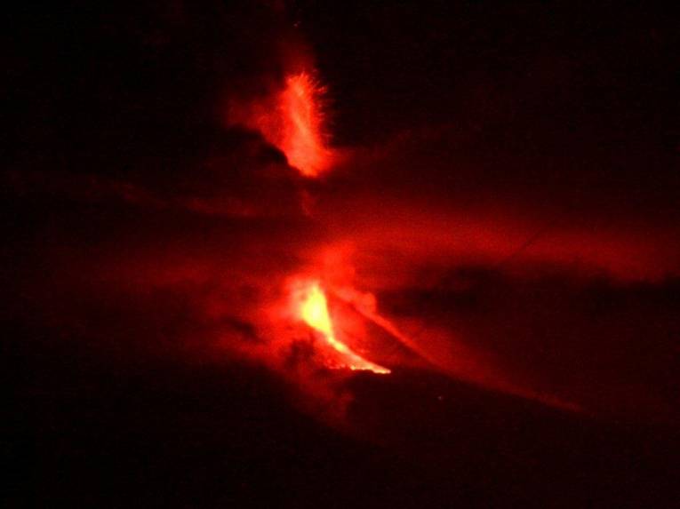 „Niekoľko sto metrov vysoká paroxyzmálna erupcia na Etne 28. septembra 2011 ako ju zachytil kolega Boris Behncke počas večere na terase svojho domu v Catánii. Dva dni pred erupciou bol s ďalšími tromi účastníkmi konferencie na obhliadke tohto krátera, z ktorého erupcia vzišla 
