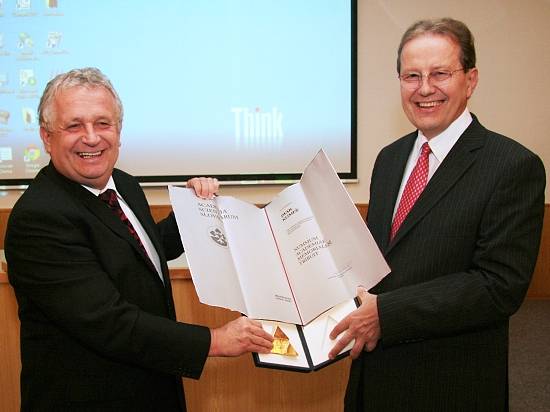 Prof. Iwar Klimeš (vpravo) preberá Zlatú medailu SAV z rúk prof. Jaromíra Pastoreka.