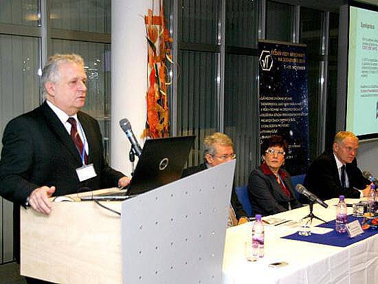 Prof. Jaromír Pastorek informuje o účasti SAV v európskych a medzinárodných centrách výskumu.
