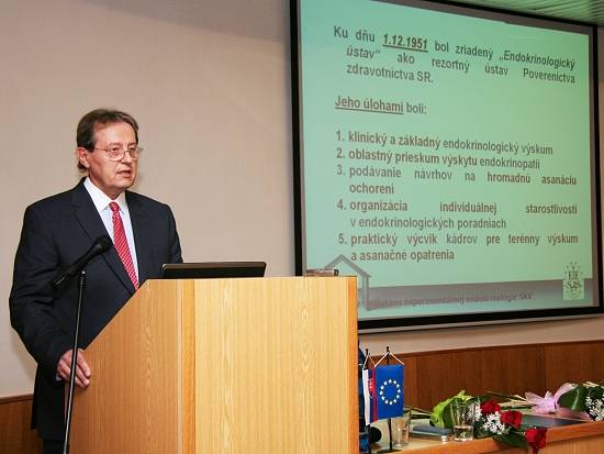 Riaditeľ ústavu prof. Iwar Klimeš počas vystúpenia.