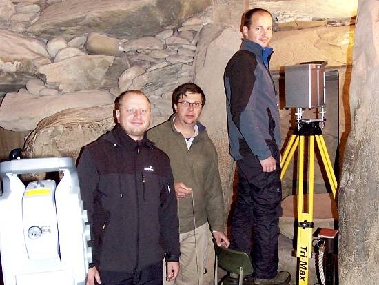 Spoločná fotografia výskumného tímu v komnate mohyly Newgrange.