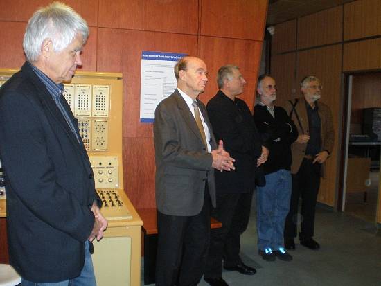 Akademik Ivan Plander (druhý zľava) slávnostne otvára stálu expozíciu.