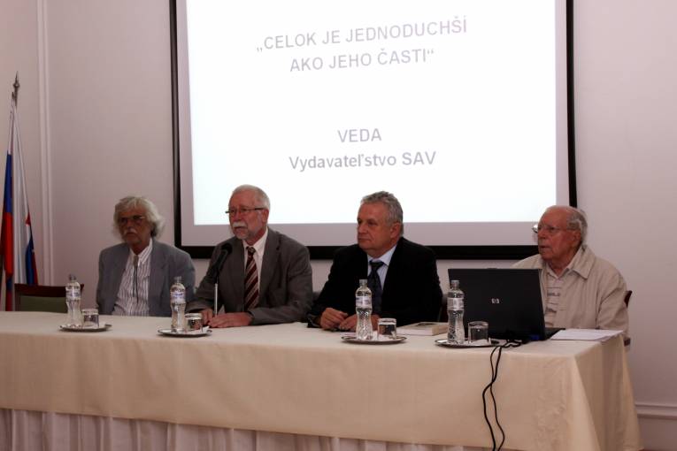 Na krste zľava: prof. Šesták, Pavol Šajgalík, predseda SAV Jaromír Pastorek a Eduard Plško