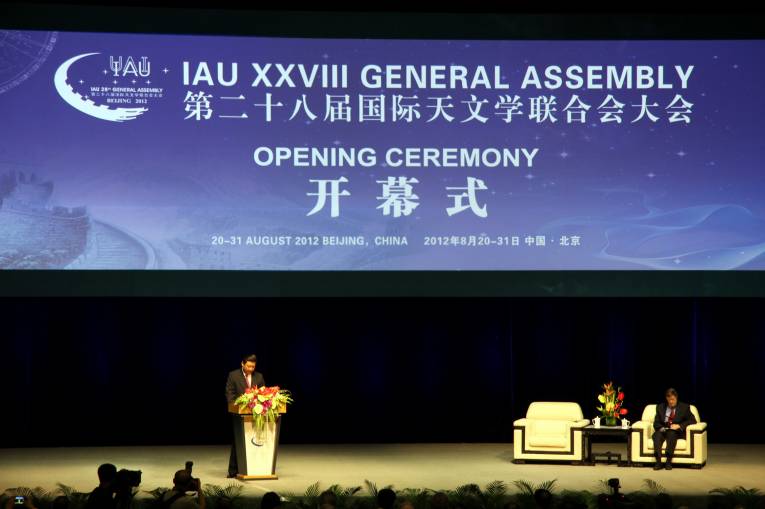  XXXVIII. Valné zhromaždenie Medzinárodnej astronomickej únie v Pekingu otvorili viceprezident ČĽR Si Ťin-pching (vľavo pri príhovore) a prezident IAU Robert Williams.