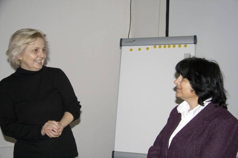 Hlavná koordinátorka projektu Regionálna sociálna mapa – Regionális szociális mappa Zlatica Sáposová (vľavo) predstavuje účastníkom kurzu rómskeho jazyka ich lektorku Annu Koptovú.