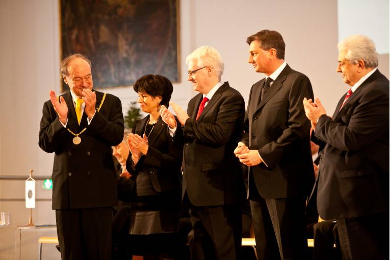 Inaugurácia nových protektorov, zľava prezident EAVU F. Unger, D. Leuthard, prezident Chorvátska  I. Josipovič, prezident Slovinska B. Pahor a veľvyslanec S. Nečajev.
