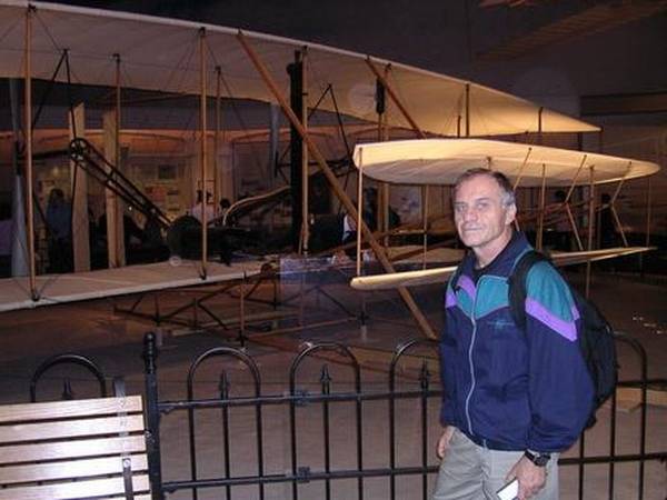 V Múzeu letectva a kozmonautiky pred Flyerom bratov Wrightovcov