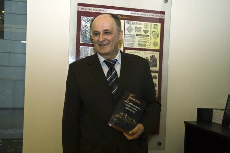 Autor, historik prof. Štefan Šutaj so svojou najnovšou publikáciou o maďarskej menšine na Slovensku v 20. storočí.